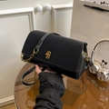 Sac bandoulière minimaliste en cuir noir mat avec élégant fermoir doré géométrique - Noir