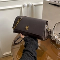 Sac bandoulière classique en cuir marron foncé avec chaîne dorée et boucle métal - Marron