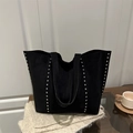 Bolso tote de ante negro con tachuelas plateadas en las correas, bolso de hombro grande - Negro