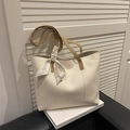 Bolso tote beige minimalista con correas marrones y detalle de pañuelo a cuadros - Blanco