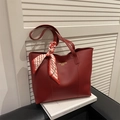 Bolso tote de cuero rojo con un pañuelo geométrico y logotipo dorado frontal - Rojo