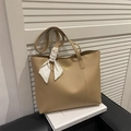 Bolso tote minimalista color caqui con pañuelo de seda y letras doradas en el asa - Caqui