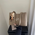 Borsa tote kaki in ecopelle con logo M dorato e foulard di seta decorativo per donne - Cachi