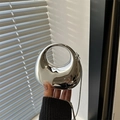 Silberne metallische Minitasche in Eiform mit Kettenriemen und ovalem Ringgriff - Silber
