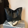 Grand sac cabas noir à texture litchi avec étiquette en métal pour l'hiver - Noir