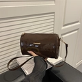 Borsa a tracolla cilindrica in pelle verniciata marrone scuro con logo dorato - Marrone