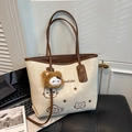 Borsa tote beige con manici marroni, illustrazione di gatto e ciondolo di peluche - Con Ciondolo / Bianco Sporco