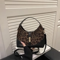 Borsa hobo con stampa leopardata, texture rosa, pelle nera e fibbia dorata - Leopardo Caffè
