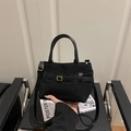 Minimalistische schwarze matte Eimertasche mit goldenen Beschlägen und Gurt - Schwarz