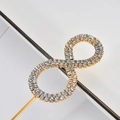 Broche infini dorée élégante avec strass blancs brillants sur un plateau blanc minimaliste - Taille unique / Topper Gâteau Chiffre 8 Or