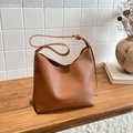 Borsa hobo marrone in pelle martellata con tracolla regolabile e logo dorato - Marrone