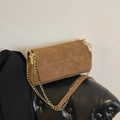 Bolso bandolera vintage de ante marrón con costuras decorativas y cadena dorada - Marrón