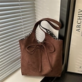 Bolso tote de ante marrón oscuro con lazo decorativo y forro de cuadros blancos y negros - Café Terciopelo