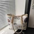 Borsa tote in tela bianca con stampa astronauta e bordo kaki in un ambiente interno - Con Ciondolo / Bianco