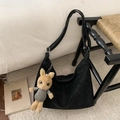 Schwarze matte Hobo-Tasche mit verstellbarem Schultergurt und braunem Hasen-Stoffanhänger - Schwarz ohne Anhänger