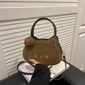 Borsa a tracolla marrone a forma di gatto con finitura opaca e ciondolo in peluche abbinato - Con Ciondolo / Marrone