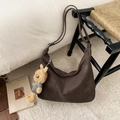 Dunkelbraune matte Leder-Hobo-Tasche mit verstellbarem Riemen und Hasen-Anhänger - Kaffee ohne Anhänger