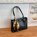 Borsa tote nera in pelle con foulard decorativo in seta e logo alla moda - Nero