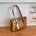 Borsa tote in pelle marrone caramello con foulard decorativo e dettagli dorati - Marrone