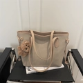 Khaki Wildleder-Tragetasche mit weicher Textur, Kordelzug und Plüsch-Hundeanhänger - Mit Anhänger / Khaki