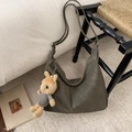 Hobo-Tasche in Olivgrün aus mattem Kunstleder mit süßem Hasen-Anhänger für Damen - Grün Ohne Anhänger