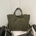 Olijfgroene corduroy draagtas met TOTE BAG borduursel en verstelbare schouderriem - Groen