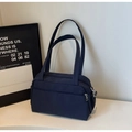 Detail van donkerblauwe nylon draagtas met dubbele schouderbanden en metalen ritsen - Blauw
