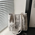 Borsa tote grigio chiaro con motivi luna e stelle, catena in metallo e charm nuvola - Con Ciondolo / Bianco