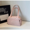 Dettaglio della borsa tote in nylon rosa chiaro con doppie zip frontali e tasche laterali - Rosa