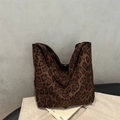 Schicke Oversize-Tragetasche mit Leopardenmuster aus weichem braunem Wildlederimitat - Leopardenbraun