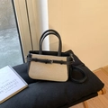 Sac seau chic en toile beige et cuir noir avec détails de surpiqûres blanches contrastées - Noir