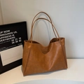 Bolso tote minimalista de cuero sintético marrón de gran capacidad con textura mate - Marrón
