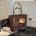 Borsa tote in pelle scamosciata marrone scuro con ricamo gatto e charm a orsetto - Con Ciondolo / Marrone