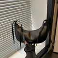 Bolso de hombro media luna negro minimalista en cuero sintético mate con adorno de metal - Negro