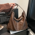 Vintage Shopper Tasche aus braunem Kunstleder mit Kieselprägung und großem B-Logo-Detail - Braun