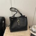 Borsa tote in pelle nera con elegante fibbia in metallo dorato e doppi spallacci - Nero