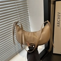 Elegante bolso hobo beige de cuero sintético en forma de medialuna con bandolera - Caqui