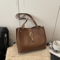 Borsa tote marrone in ecopelle dal design minimalista con fibbia ovale dorata - Marrone