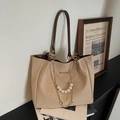 Große beige Einkaufstasche mit Perlenkette und dunkelbraunem Schultergurt - Khaki