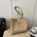 Borsa tote in pelle beige con fibbia dorata su sfondo di maglia morbida raffinata - Cachi