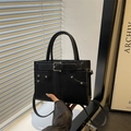 Minimalistische schwarze Handtasche mit Gürtelschnalle und Metallnieten für Damen - Schwarz