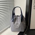 Graue wasserfeste Beuteltasche mit blauen Henkeln und Cartoon-Logo für den täglichen Pendler - Blau