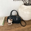 Borsa boston nera con stampa leopardata, ciondolo di peluche e tracolla regolabile - Nero (Senza Ciondolo)