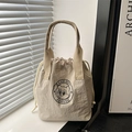 Khaki-Kordelzug-Eimertasche mit Retro-Bär-Logo und Nylongewebe in Knitteroptik - Khaki