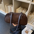 Bolso de hombro retro en gamuza marrón oscuro con correa de cuero y hebilla de metal - café