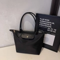 Borsa tote minimalista in nylon nero con manici in pelle e dettagli in metallo dorato - Nero