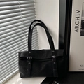 Bolso bandolera negro vintage con hebillas plateadas y cierre de solapa elegante - Negro