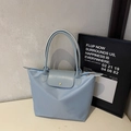 Borsa tote in nylon azzurro con manici in pelle e patta per l'uso quotidiano - Blu