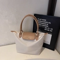 Borsa tote in nylon beige con manici in pelle marrone e forma trapezoidale classica - Bianco Sporco