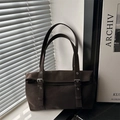 Bolso tote de cuero marrón oscuro vintage con hebillas plateadas y acabado mate - Marrón